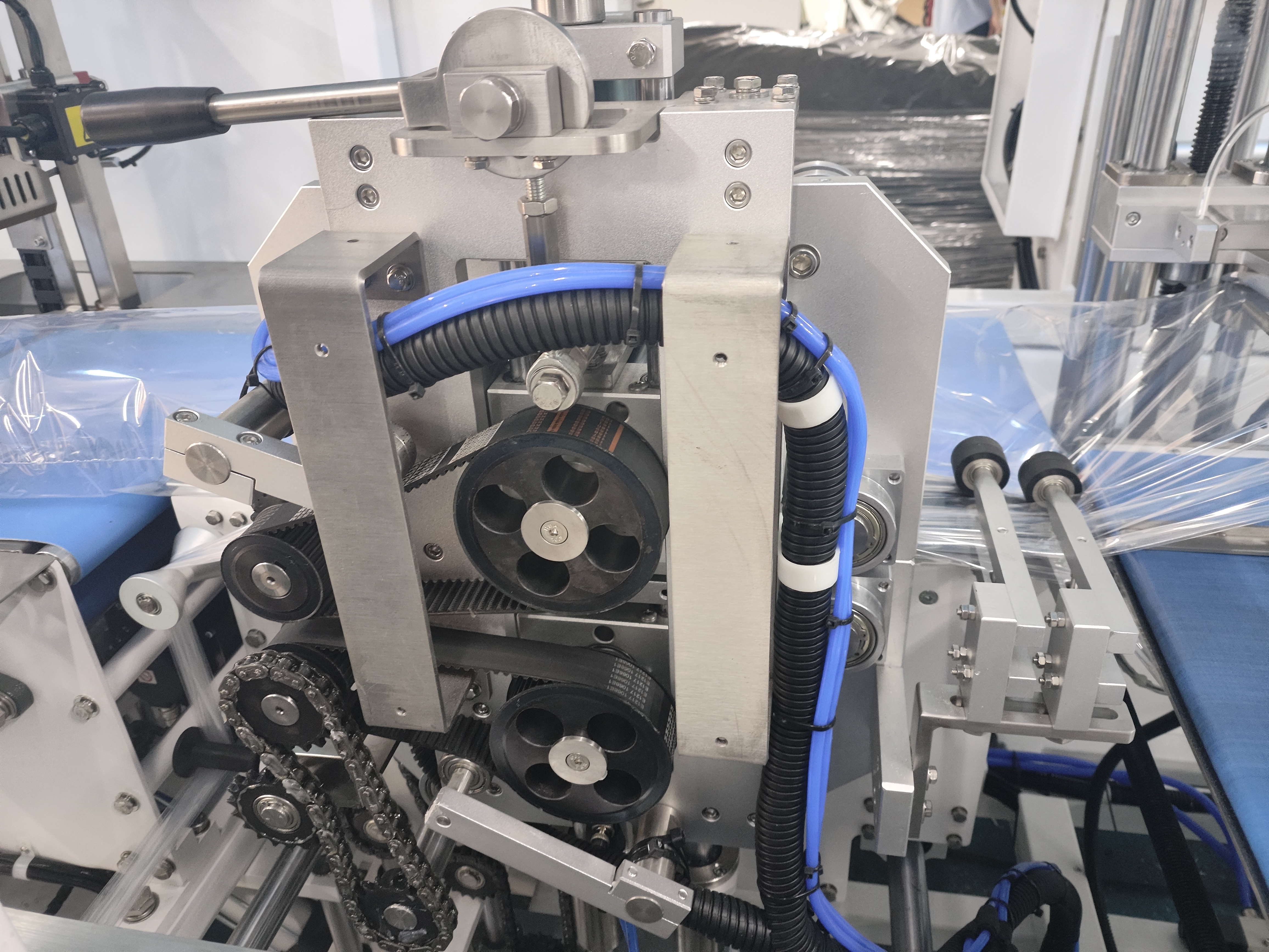 L801 Macchina confezionatrice termoretraibile ad alte prestazioni Macchina avvolgitrice automatica per tazze ad alta velocità con film termoretraibile con tunnel di termoretrazione