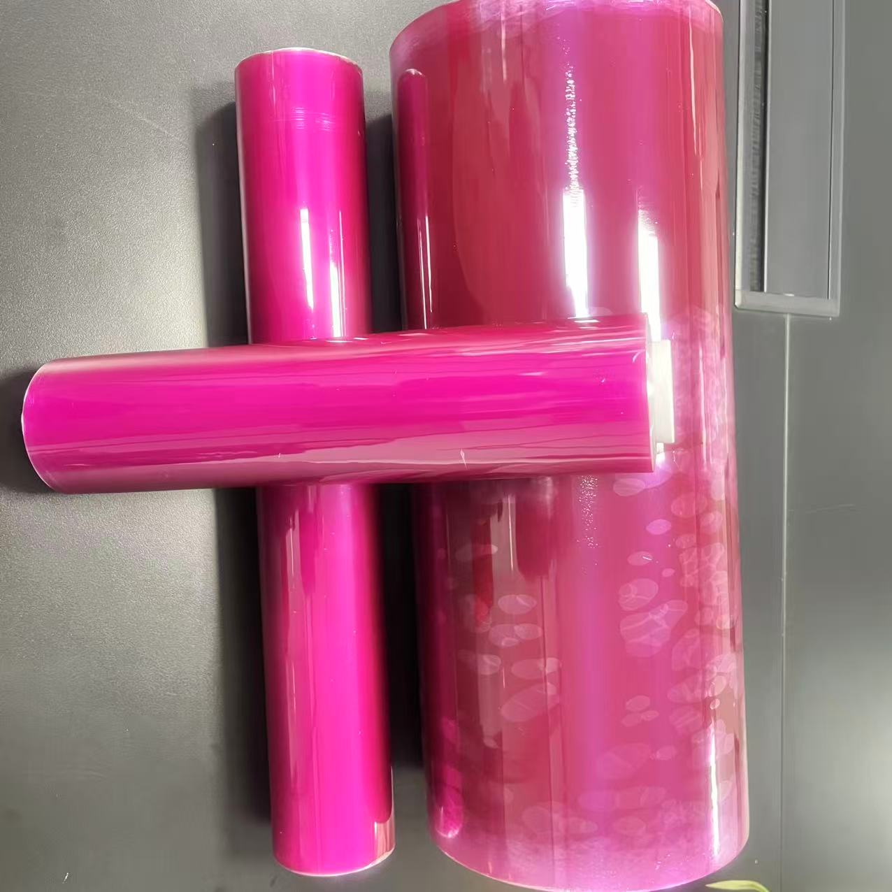 La pellicola trasparente per alimenti di colore viola mantiene il rotolo di plastica in PVC fresco per il rotolo jumbo di avvolgimento degli alimenti