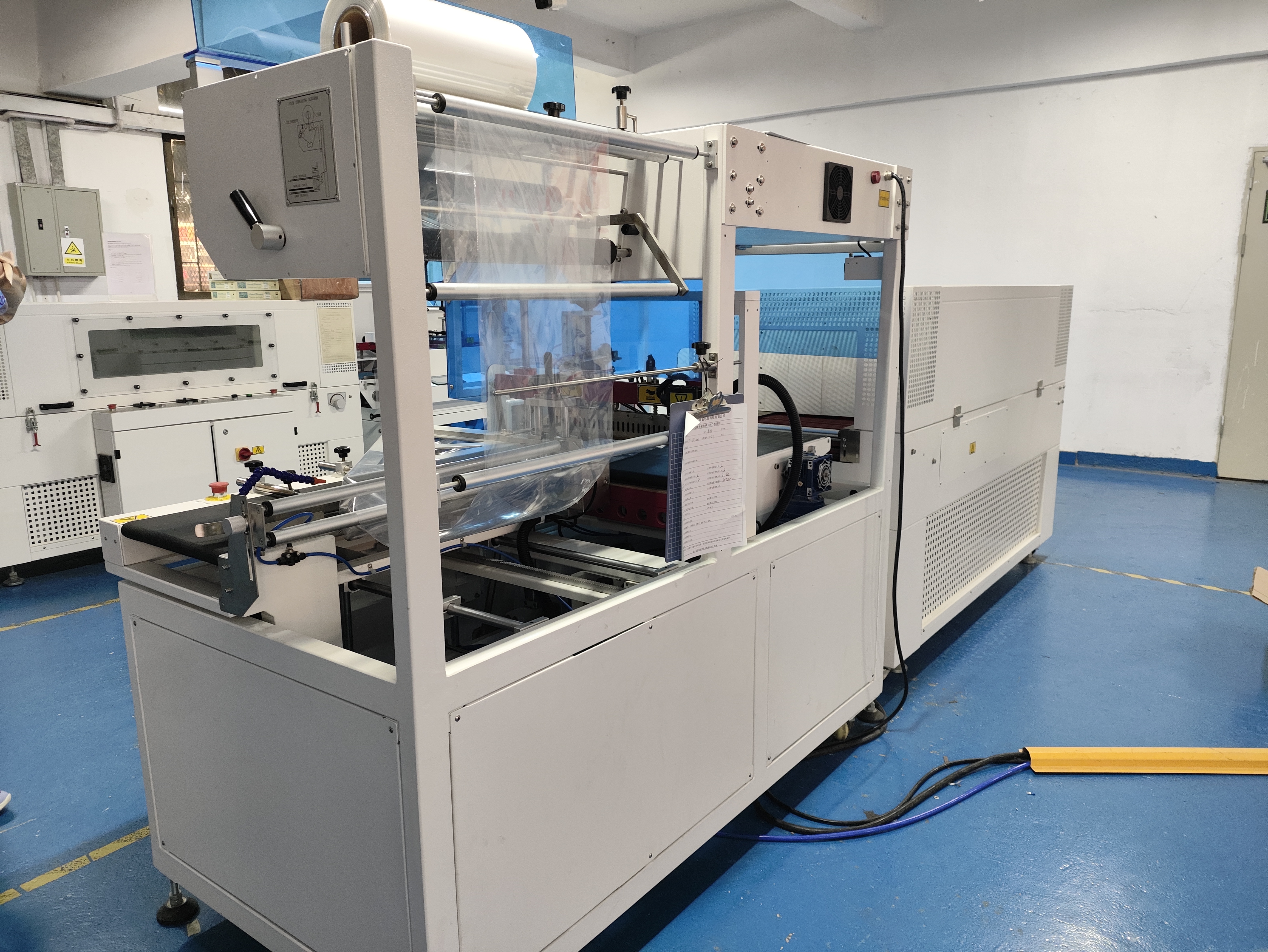 Macchina avvolgitrice termoretraibile per confezionatrice termoretraibile ad alta velocità L726 completamente automatica con tunnel termoretraibile per l'imballaggio di bottiglie