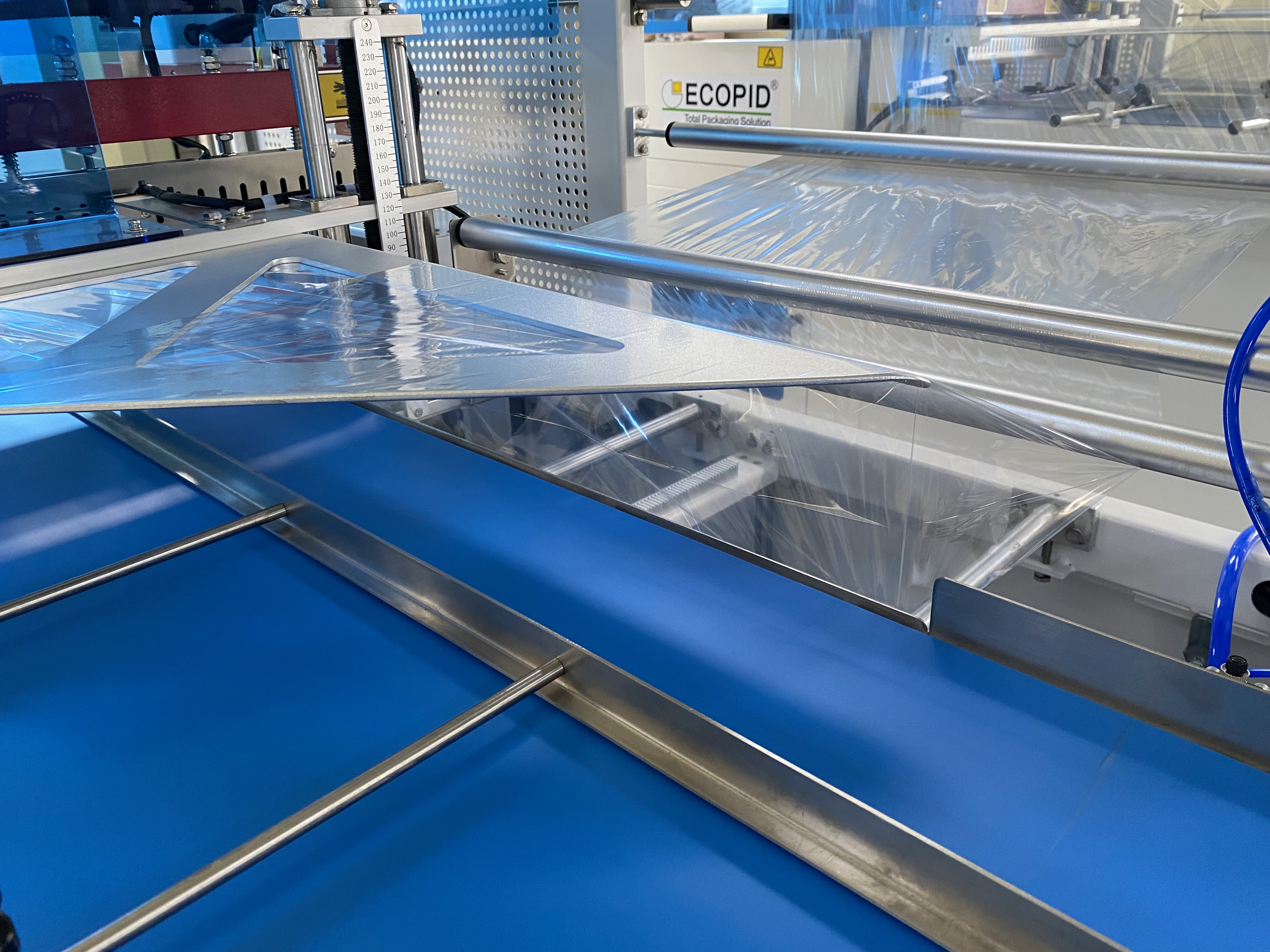 Macchina avvolgitrice termoretraibile per confezionatrice termoretraibile ad alta velocità L726 completamente automatica con tunnel termoretraibile per l'imballaggio di bottiglie