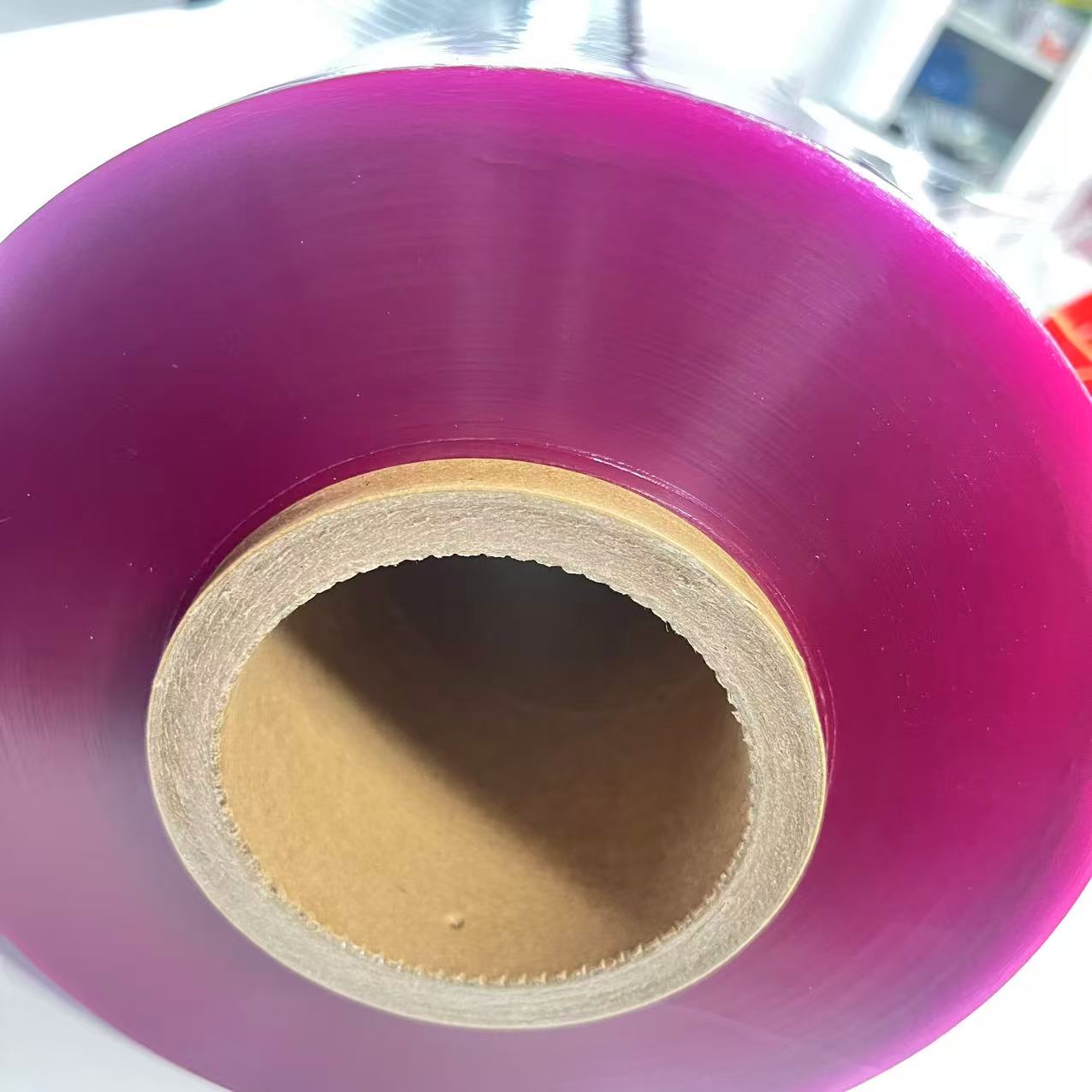 La pellicola trasparente per alimenti di colore viola mantiene il rotolo di plastica in PVC fresco per il rotolo jumbo di avvolgimento degli alimenti