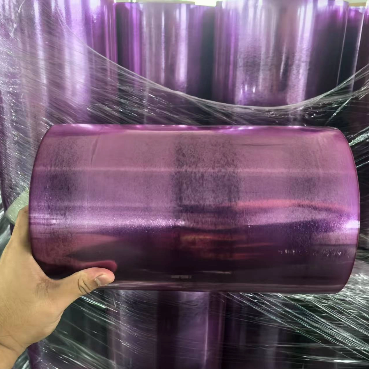 Rotolo jumbo di pellicola trasparente per alimenti in PVC morbido antiappannamento di colore viola per imballaggi alimentari